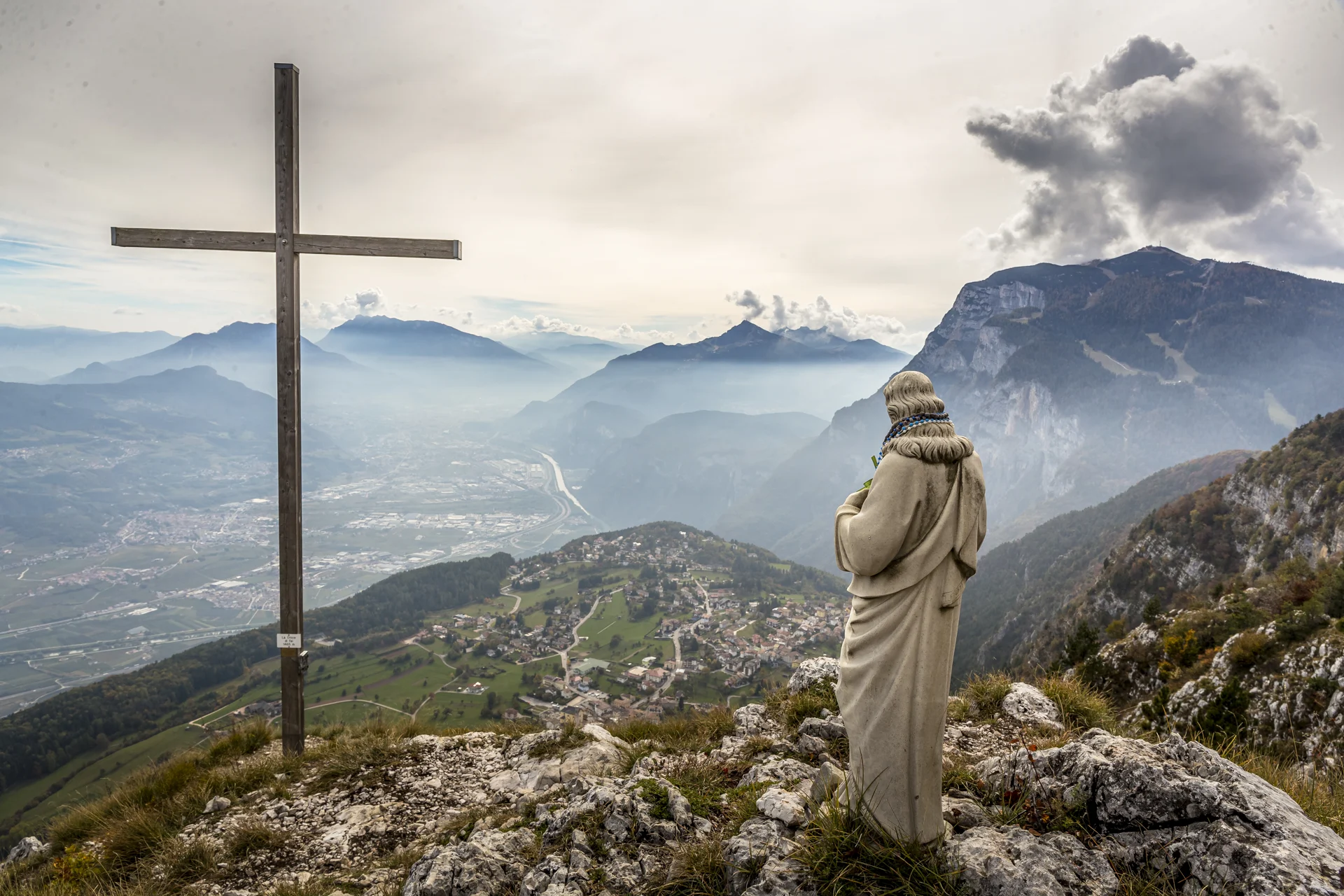 Panorama delle montagne e della valle dalla Paganella